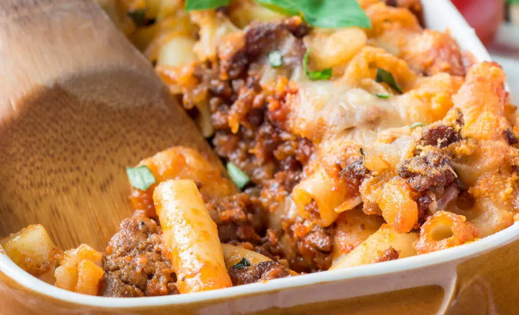 Pasta al forno con besciamella e salsiccia